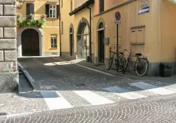 Percoso pedonale senza barriere. Nuovo senso unico di marcia via Gallo